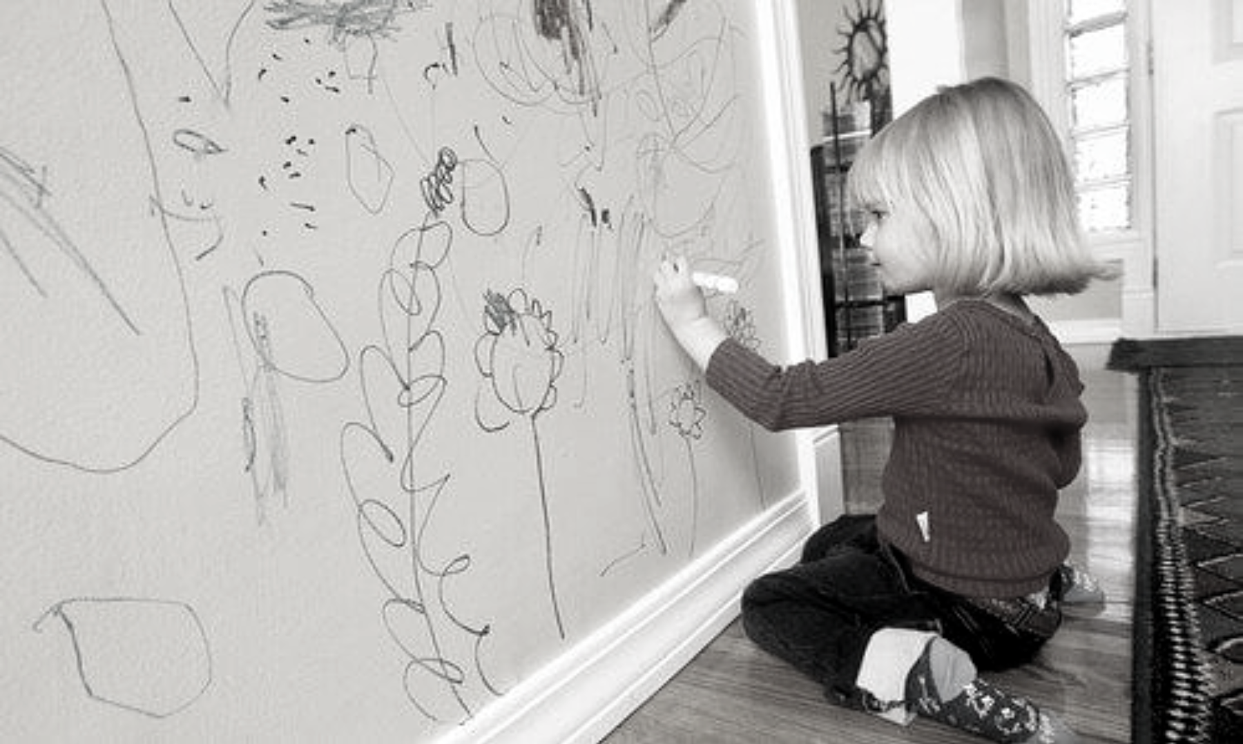 Enfant dessine livre