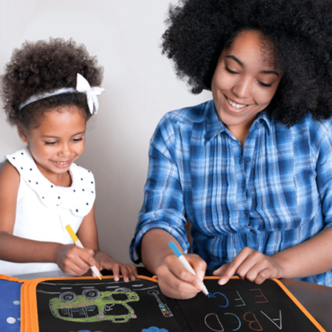 Maman et sa fille en activité