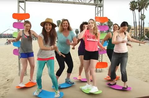 Planche d'équilibre fitness avec les femmes