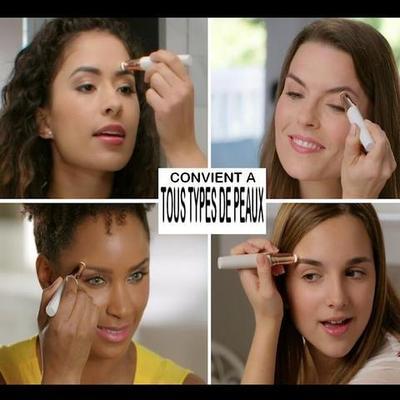 Épilateur à sourcils plaqué or 18 carats femme qui se maquille