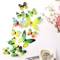 Papillon volant en contre le mur 1