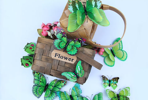 Papillon volant au tour d'un sac
