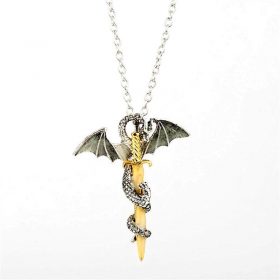 Collier épée du dragon dans le noir