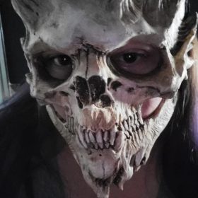 Masque d'horreur d'Halloween avec crâne et os de guerrier