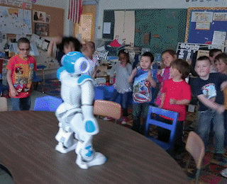 Robot en mouvement avec les enfants