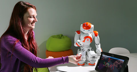 Une dame avec son robot