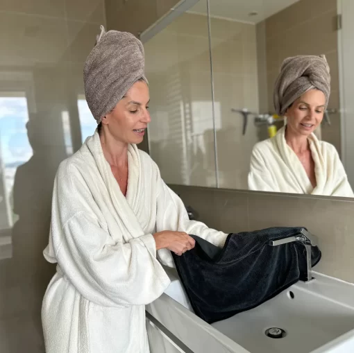 Chiffon de séchage parfait pour une femme de nettoyer sous la douche