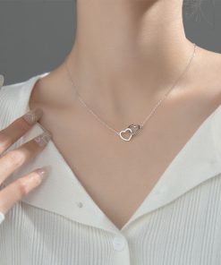 Collier au cou