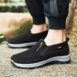 Polyvalence et style. Nos mocassins décontractés en maille s'associent parfaitement avec un jean pour un look décontracté et élégant.