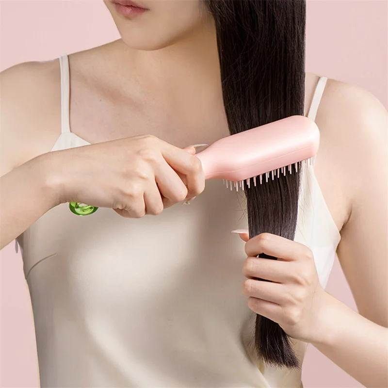 Brosse de massage cuir Chevelu en cours d'utilisation sur les cheveux