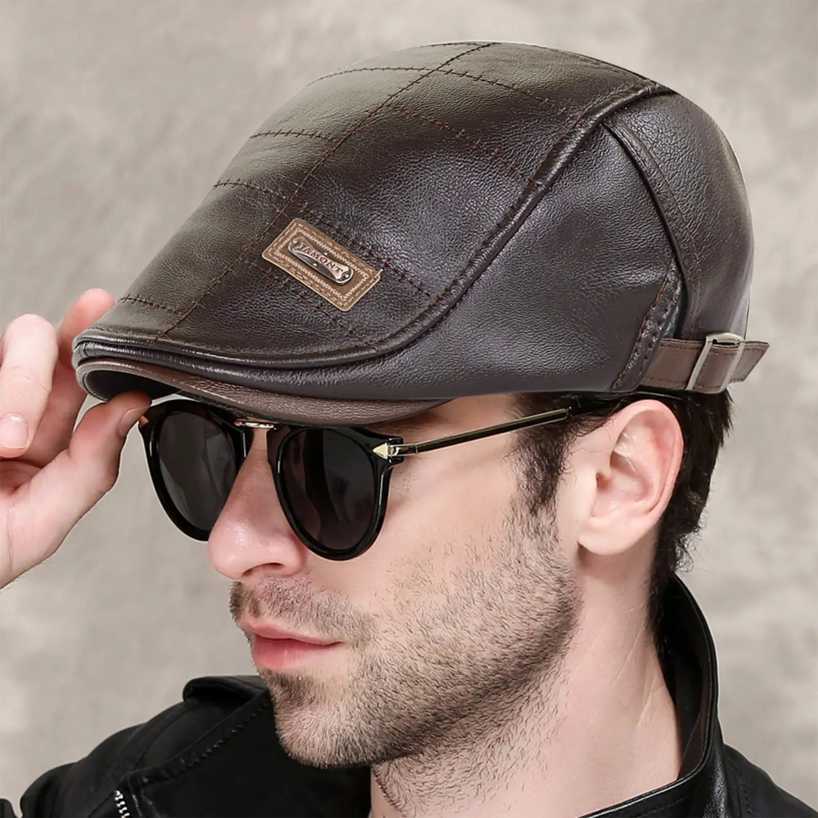 Béret de style italien haut de gamme sur la tête jeune homme