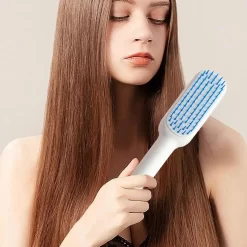 Brosse de massage cuir Chevelu en cours d'utilisation sur les cheveux