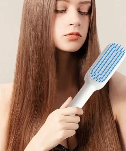 Brosse de massage cuir Chevelu en cours d'utilisation sur les cheveux