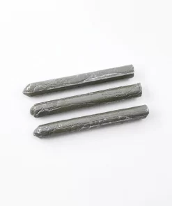 Détail des spécifications techniques des tiges de soudage, y compris leur composition en étain, aluminium et soufre minéral, et leur compatibilité avec différents matériaux."