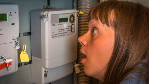 Image d'une boîte de SmartEnergy ouverte, avec le dispositif à côté prêt à être branché, soulignant la simplicité de l'installation.