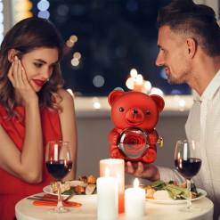 Un Couple Jouyeux Autour De La La Poupe