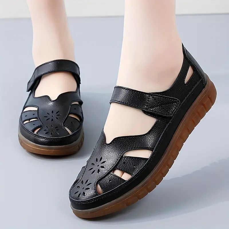Sandales été femme posées à plat montrant le design ajouré