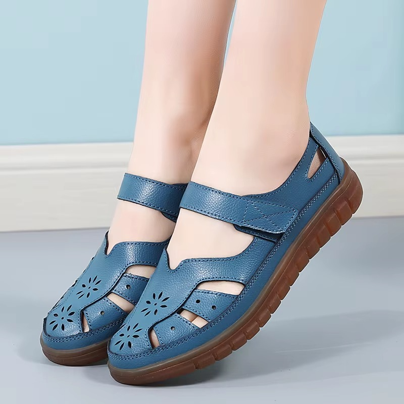 Sandales plates femme en cuir synthétique ajouré vues de face