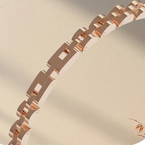 Femme portant le bracelet connecté en acier inoxydable avec une tenue de ville élégante