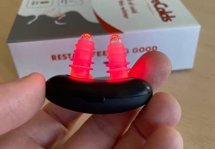 Dispositif de luminothérapie nasale SleepLux utilisant la lumière rouge pour réduire le ronflement.