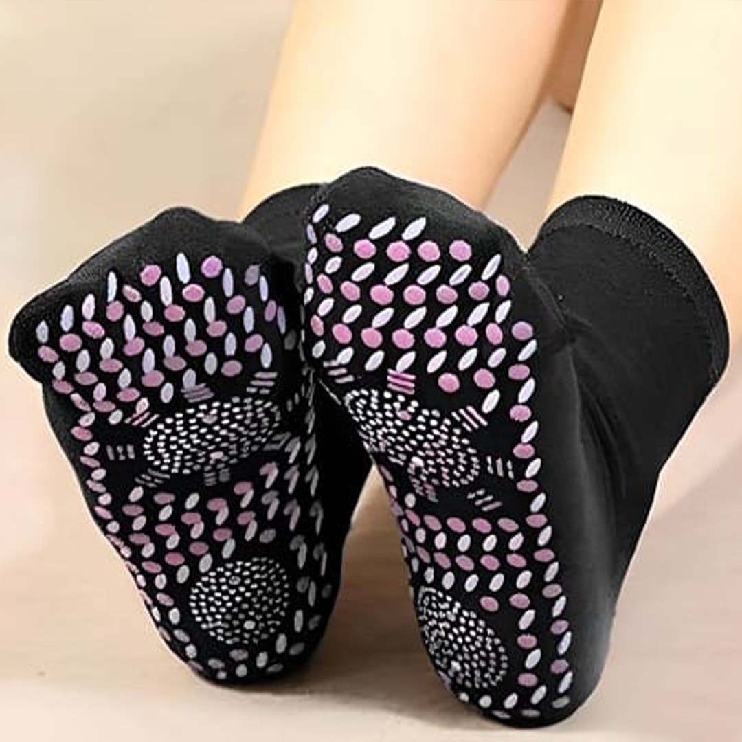 Chaussettes magnétiques TourmaRelief portées avec des chaussures pour un confort au travail.