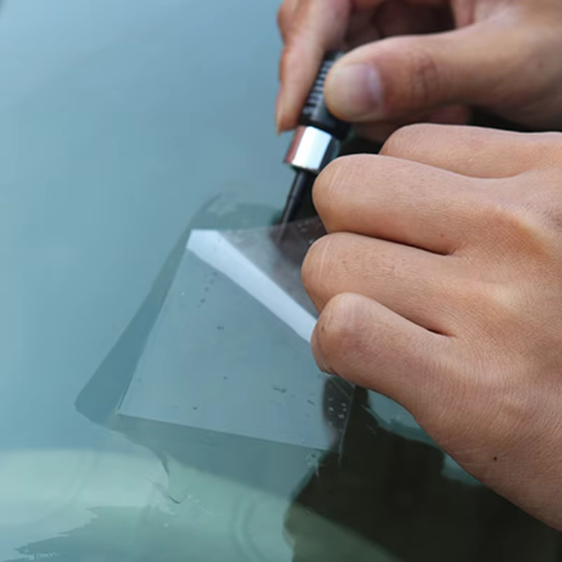 Application simple du kit Crack Fix Pro sur un pare-brise fissuré