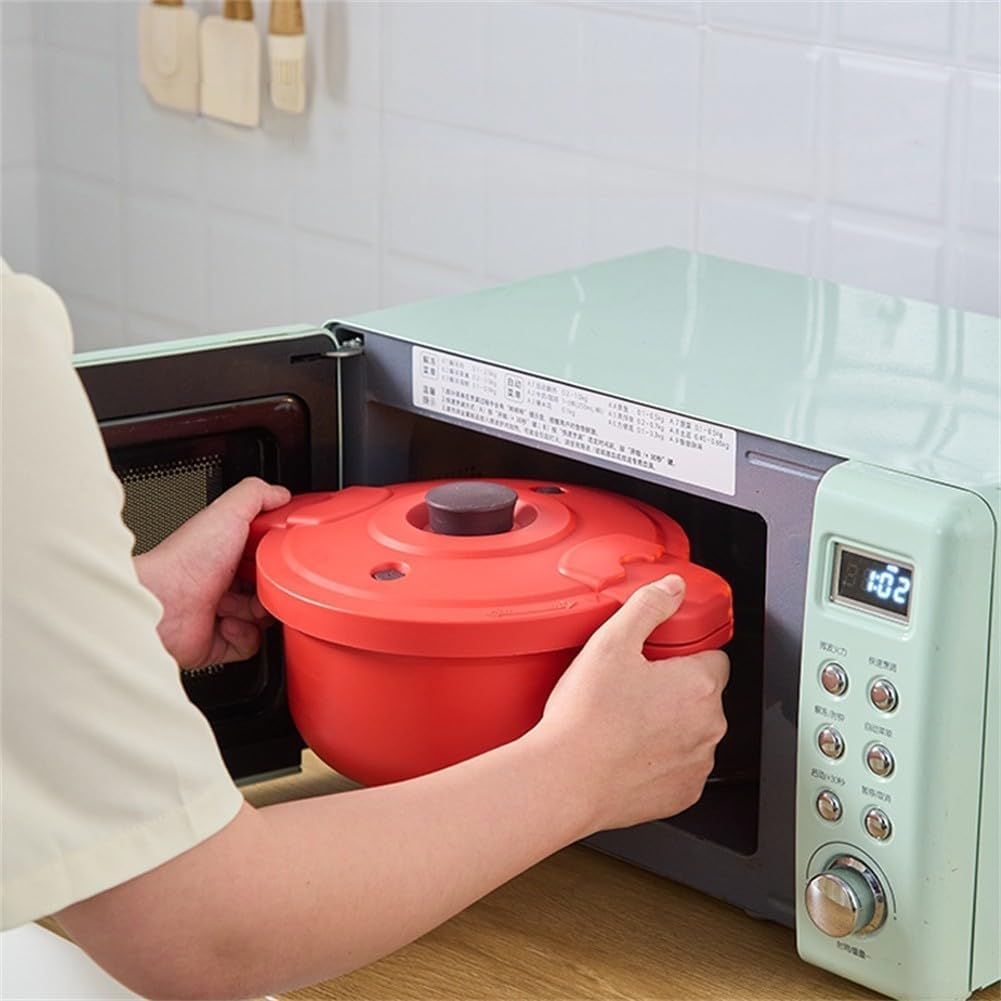 cocotte express placée dans un four à micro-ondes avant cuisson