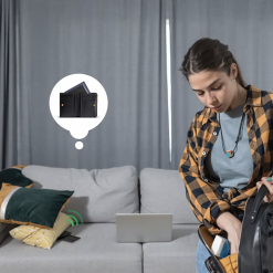 Traqueur Code 118 inséré dans un portefeuille ouvert