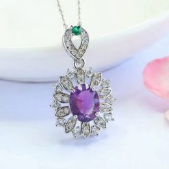 Pendentif améthyste porté autour du cou