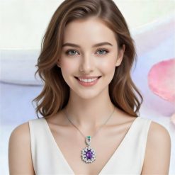 Vue de face du pendentif mettant en avant la pierre violette