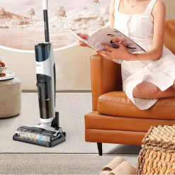 Vue complète de l’aspirateur balai Invictus WD7 posé verticalement