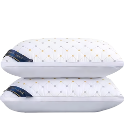 vue d’ensemble de deux oreillers coeur du sommeil confort posés sur un lit