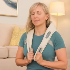 personne utilisant l’appareil de massage autour du cou
