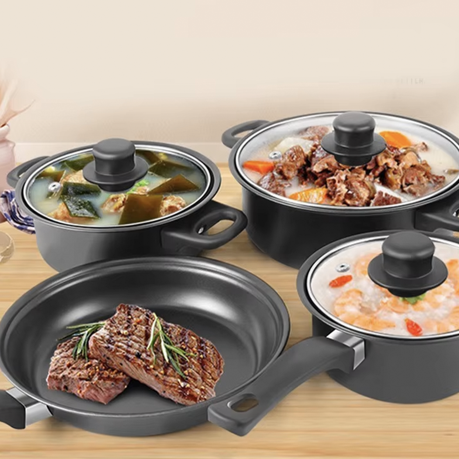 Ensemble complet Pure ceramic avec casseroles, poêle, couvercles et spatules.