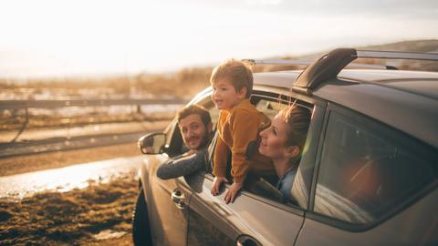 La famille dans la voiture