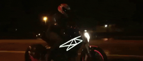 Utilisation du bande reflechissante - fluorescentrime sur les motos et les voiture