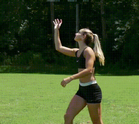 Une femme en exercixe sur le terrain avec mini frisbee silicone - gogospin