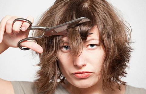 Une femme coupe ses cheveux avec guide coupe cheveux - instacoup