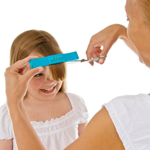 Guide coupe cheveux – instacoup en cours d'utilisation par une femme sur la tête de sa fille
